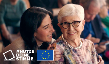 Foto von junger Frau mit älteren Frau lachend.