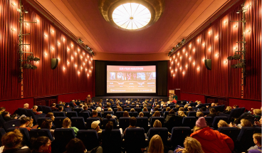 Ansicht des Saals mit viel Publikum im Kino.