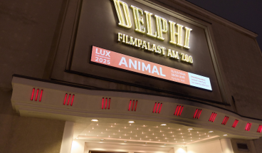 Reklameleuchtschrift zu dem Film ANIMAL über dem Eingang des Kinos.