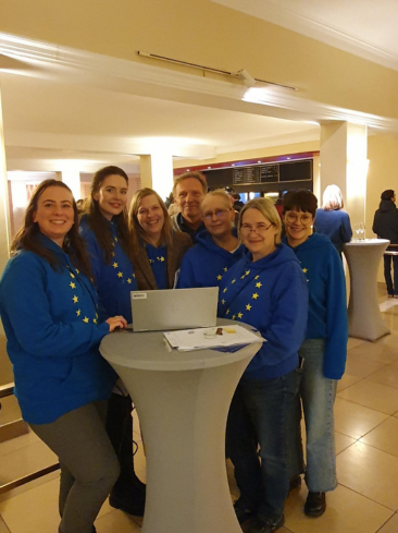 Das EP-Team im Foyer des Kinos.