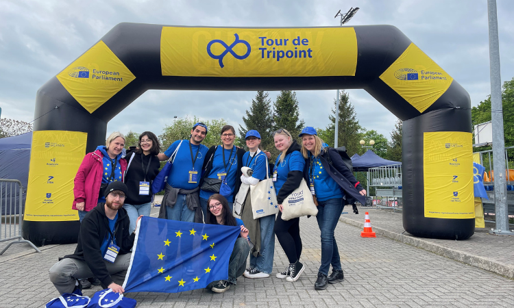 Die EP-Mitarbeiter und Freiwilligen posieren für ein gemeinsames Foto vor dem Start- und Zielbogen in Bogatynia.