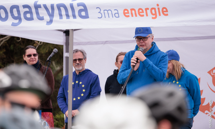Ein EP-Mitarbeiter hält eine Rede auf der Bühne am Start- und Zielort Bogatynia.