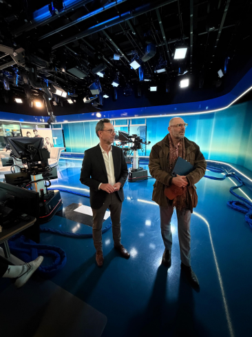 Ronald Warin, stellv. Chefredakteur von WELT TV, gewährt Christian Mangold Einblicke in das TV-Studio.