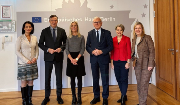 Bei der Buchvorstellung und der Organisation mitgewirkt haben von links nach rechts: Judit Hercegfalvi, kommissarische Leiterin des EP-Verbindungsbüros in Deutschland, MdEP David McAllister, die Präsidentin der Europäischen Bewegung Deutschland e.V., Dr. Anna-Maija Mertens, Prof. Dr. Hans-Gert Pöttering, ehemaliger EP-Präsident und Beauftragter für Europäische Angelegenheiten der Konrad-Adenauer-Stiftung e.V. , Moderatorin Dr. Mechthild Baumann, Vorsitzende EUD Brandenburg und Uta Neumann, PR-Referentin im EP-Verbindungsbüro Berlin.