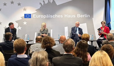 Das Podium bei der Präsentation des Buches "Europa, bleibe wachsam und werde stark!" mit MdEP David McAllister, EBD-Präsidentin Anna-Maija Mertens, Prof. Dr. Hans-Gert Pöttering, ehem. EP-Präsident und Beauftragter für Europäische Angelegenheiten der Konrad-Adenauer-Stiftung e.V. sowie Moderatorin Dr. Mechthild Baumann, Vorsitzende der Europa-Union Land Brandenburg e.V..