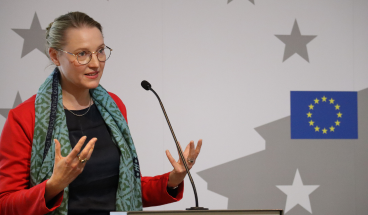 Prof. Dr. Anne Sanders von der Uni Bielefeld kommentiert am Pult auf dem Podium das "28. Regime".