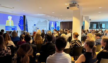 Das Publikum im Europäischen Haus bei der SOTEU, die  live übertragen wird auf zwei Bildschirmen.