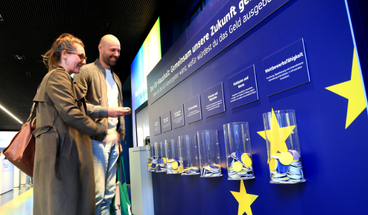 Besucherin und Besucher in der Ausstellung Erlebnis Europa.