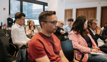Publikum beim Berichterstatter im Dialog mit Gaby Bischoff.