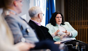 Panel mit Oberst i.G. Armin Schaus aus dem Operativen Führungskommando der Bundeswehr, Maciej Popowski, Generaldirektor der Europäischen Kommission für Katastrophenschutz und humanitäre Hilfe sowie MdEP Lena Dupont..
