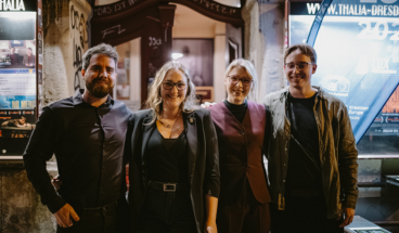Anna Christine König von der Begegnungsstätte für Menschen mit Hörbehinderung und Beisitzerin im Stadtverband der Gehörlosen Dresden e.V. und drei Gehörlosen-Dolmetscher im Rahmen des Panel-Talks zum LUX-Film "Sorda".