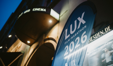 Die LUX-Beach-Flagge vor dem Eingang des Kinos in Dresden.