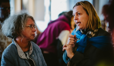 Unterhaltung im Foyer des Kinos zwischen MdEP Katrin Langensiepen und EP-Referentin Uta Neumann nach dem Film Sorda und der Filmdiskussion.