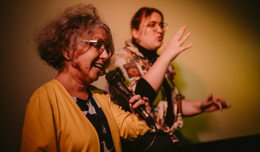 MdEP Katrin Langensiepen und Gehörlosendolmetscherin vor dem Publikum.