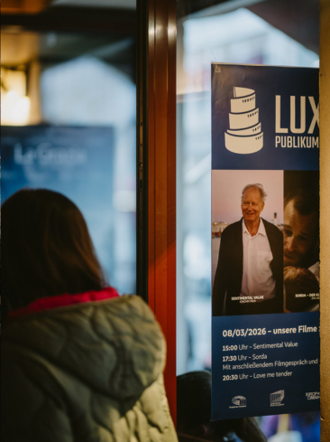 Poster zum Film Sentimental Value am Fenster des Kaffees und Kinos.