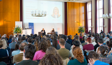 Roberta Metsola nimmt an einer Townhall-Diskussion mit Studierenden in der Aula an der Hertie School teil