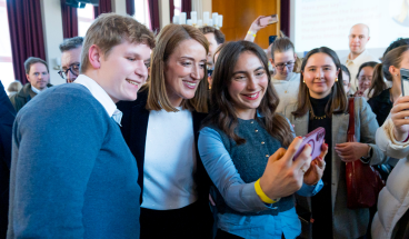 Roberta Metsola macht Fotos mit Studierenden an einer Townhall-Diskussion an der Hertie School