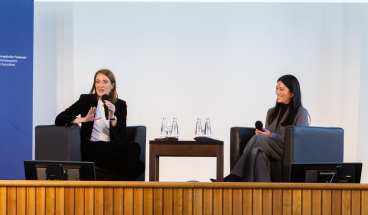 Roberta Metsola nimmt an einer Townhall-Diskussion mit Studierenden in der Aula an der Hertie School teil