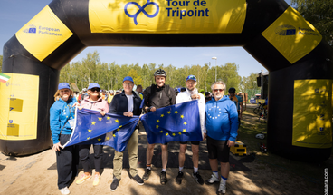 Das EP-Organisationsteam hinter der Tour de Tripoint sowie bekannte Gäste wie der MdEP Oliver Schenk halten die Europafahne hoch..