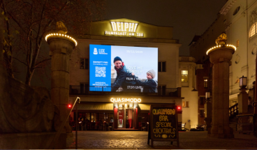 LED-Tafel an Kinohauswand mit Filmwerbung zu Love me tender.