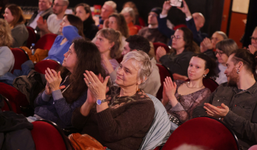 Das Publikum applaudiert beim Filmtalk der LUX-Filmtage Bonn 2026 zu Jafar Panahis Goldene-Palme-Preisträger „Ein einfacher Unfall“