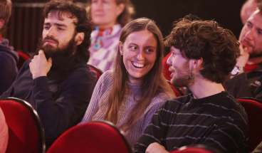 Besucherinnen und Besucher des Publikums erleben die LUX-Filmtage Bonn 2026 in der Neuen Filmbühne.