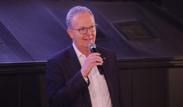 Axel Voss, Mitglied des Europäischen Parlaments, diskutiert beim Filmtalk der LUX-Filmtage Bonn 2026 über Jafar Panahis Goldene-Palme-Preisträger „Ein einfacher Unfall“.